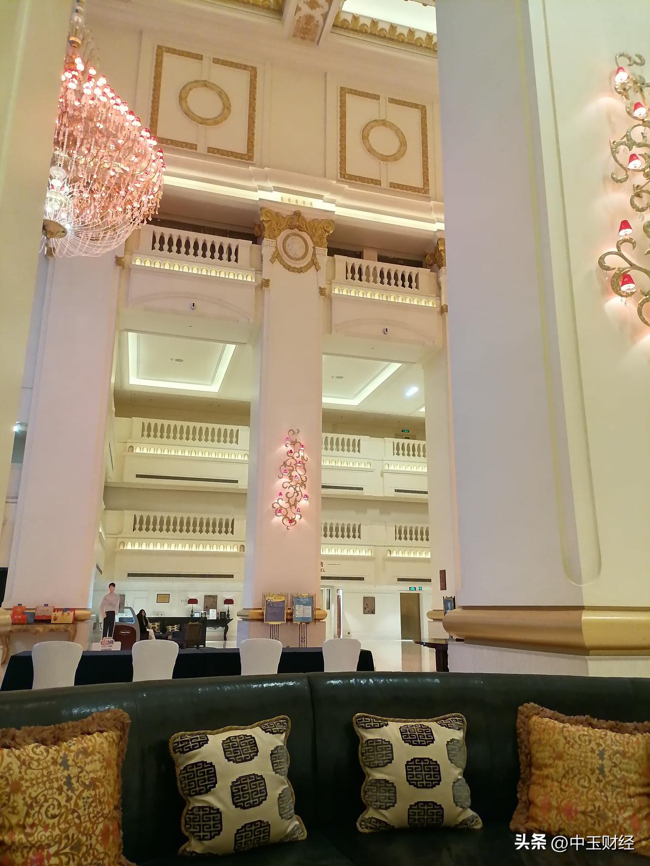 “谈笑有鸿儒，往来无白丁”！在古代的时候交流的场所，也许在那青砖绿瓦的高官宅院内