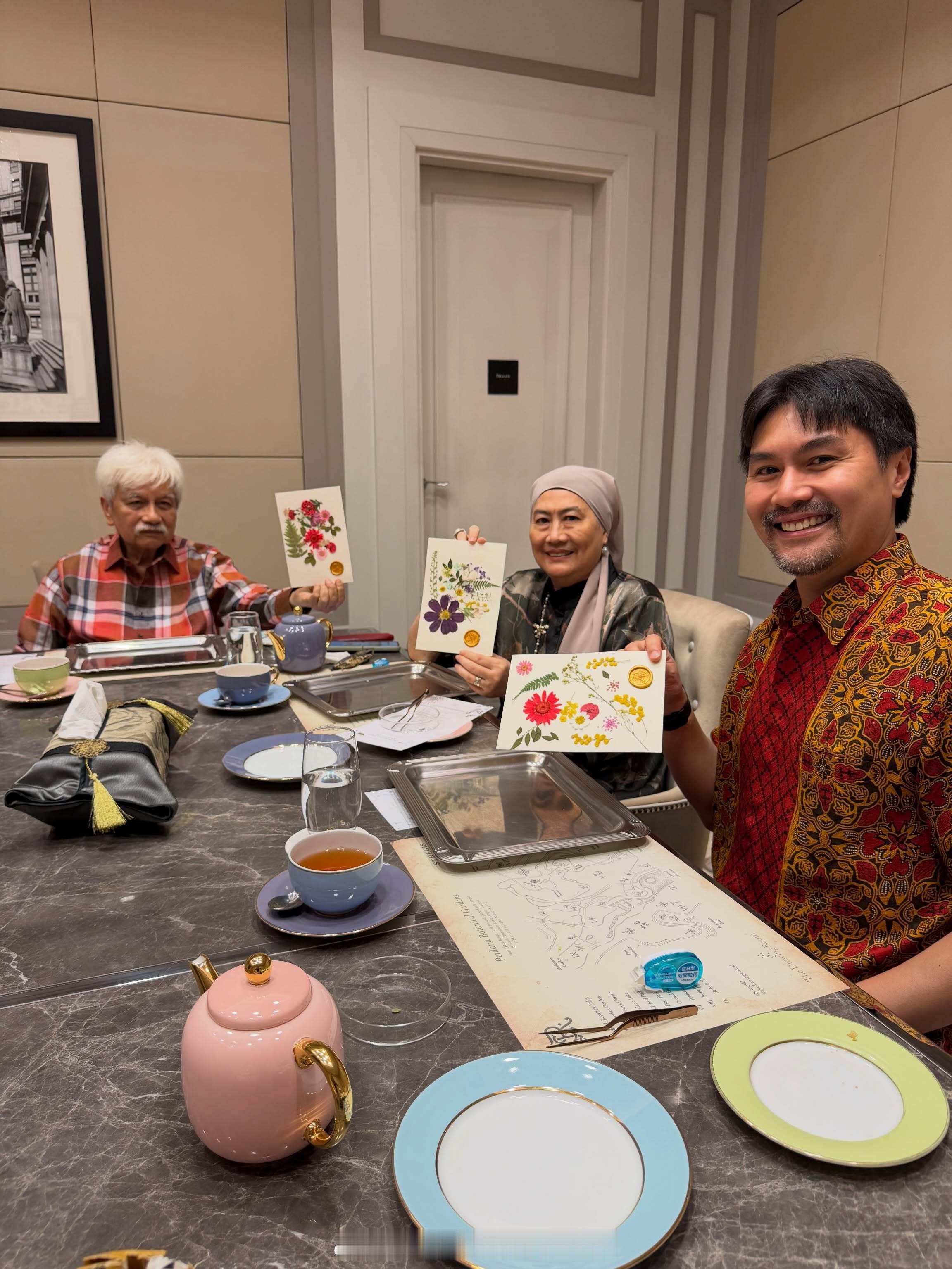 王室王室马来西亚王室森美兰 森美兰大王子发的母亲节照片，哎他家现在也是不容易，还