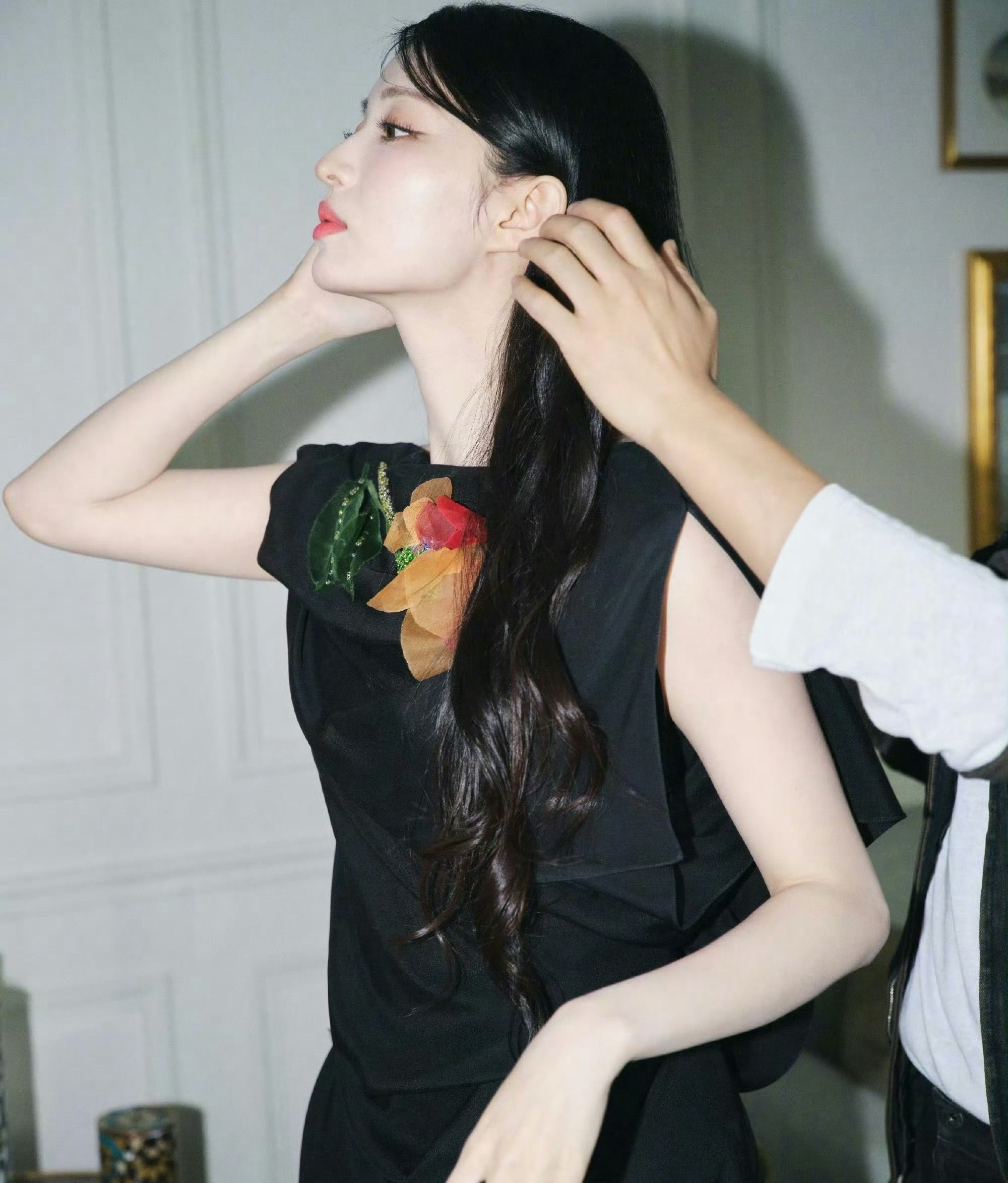 迪奥官宣王楚然王楚然这波赢麻了迪奥大秀当天官宣空降品牌大使巴黎时装周 大放异彩！