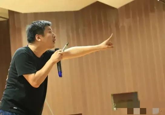 2007年，大学毕业的张雪峰成为北漂，在海淀六郎庄的狭小出租屋里落脚，月薪仅25