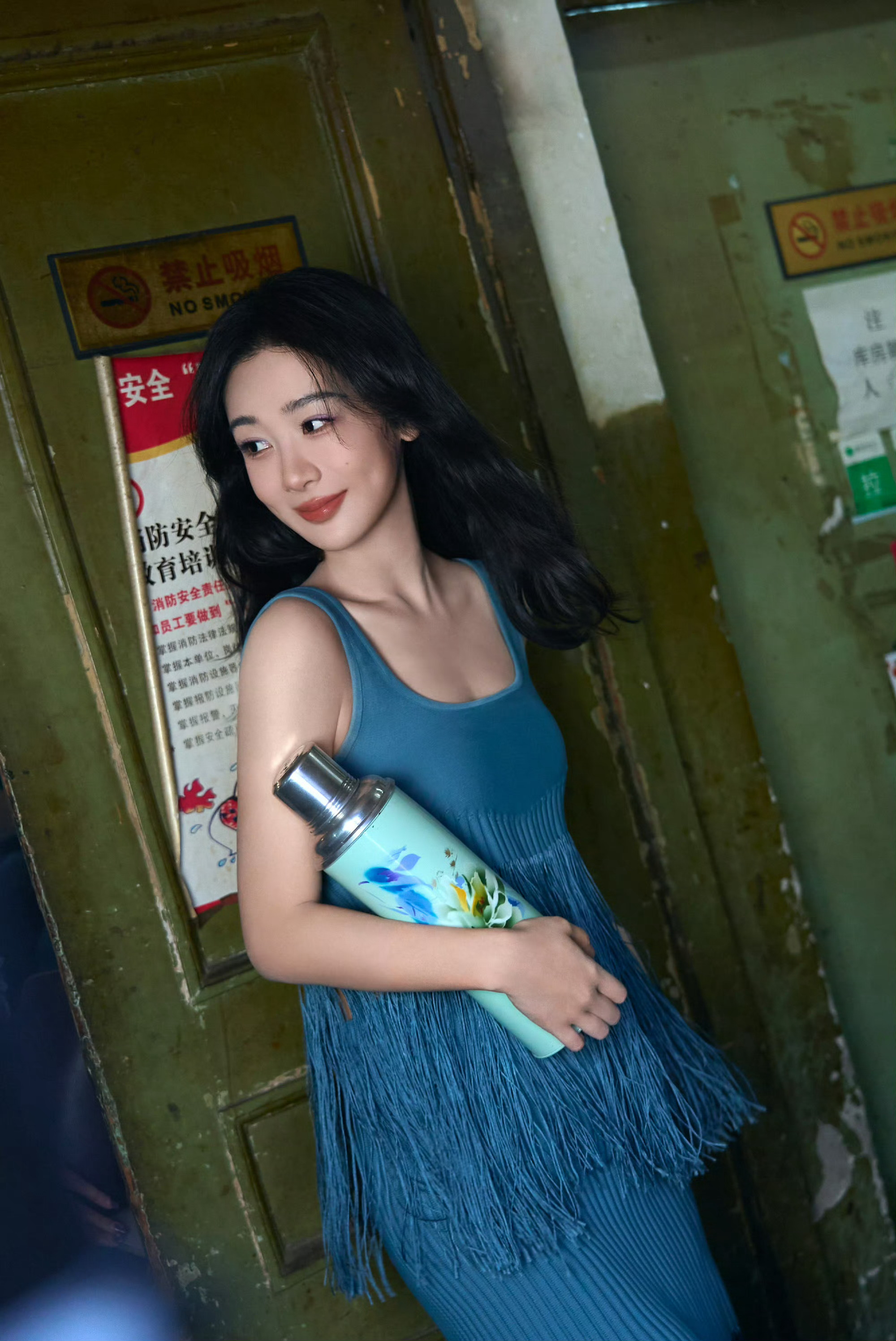 杨紫回到琉璃河 杨紫工作室是真来神人了，现在的时尚度拉满了，都是大美女氛围了，不