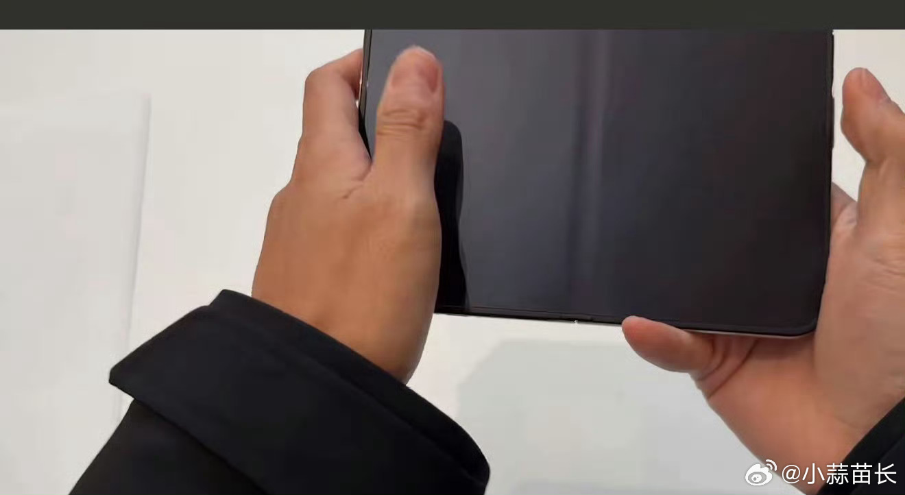 iPhone Duo展开厚度5.2mm，折叠厚度 11.3mm，重量254g，只