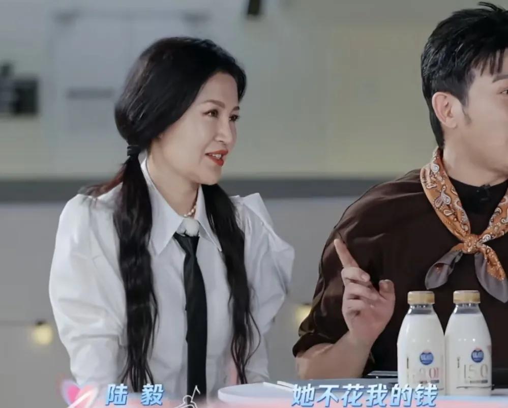 陆毅因为鲍蕾不花他钱生气，说：“他不花我的钱，我真跟她生气过，大学三年级，我去广