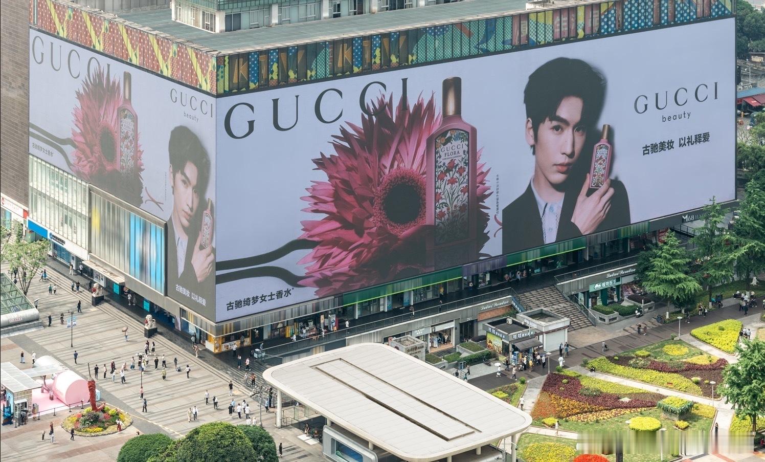 Gucci为张凌赫安排上地广啦， 张凌赫的脸就应该出现在大屏上 ​​​