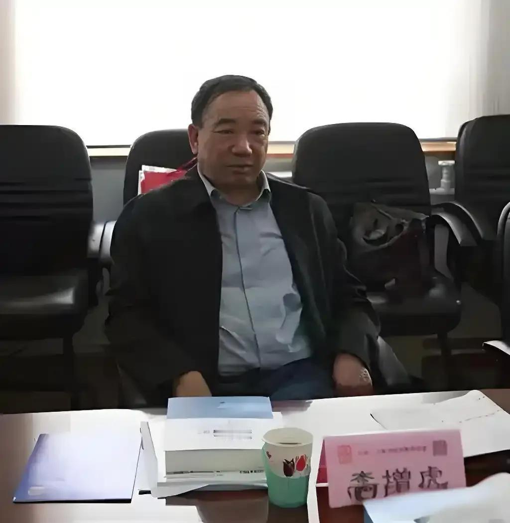 提起首富，很多人第一反应都是白手起家的励志传奇，或是呼风唤雨的商业大佬。但在中国