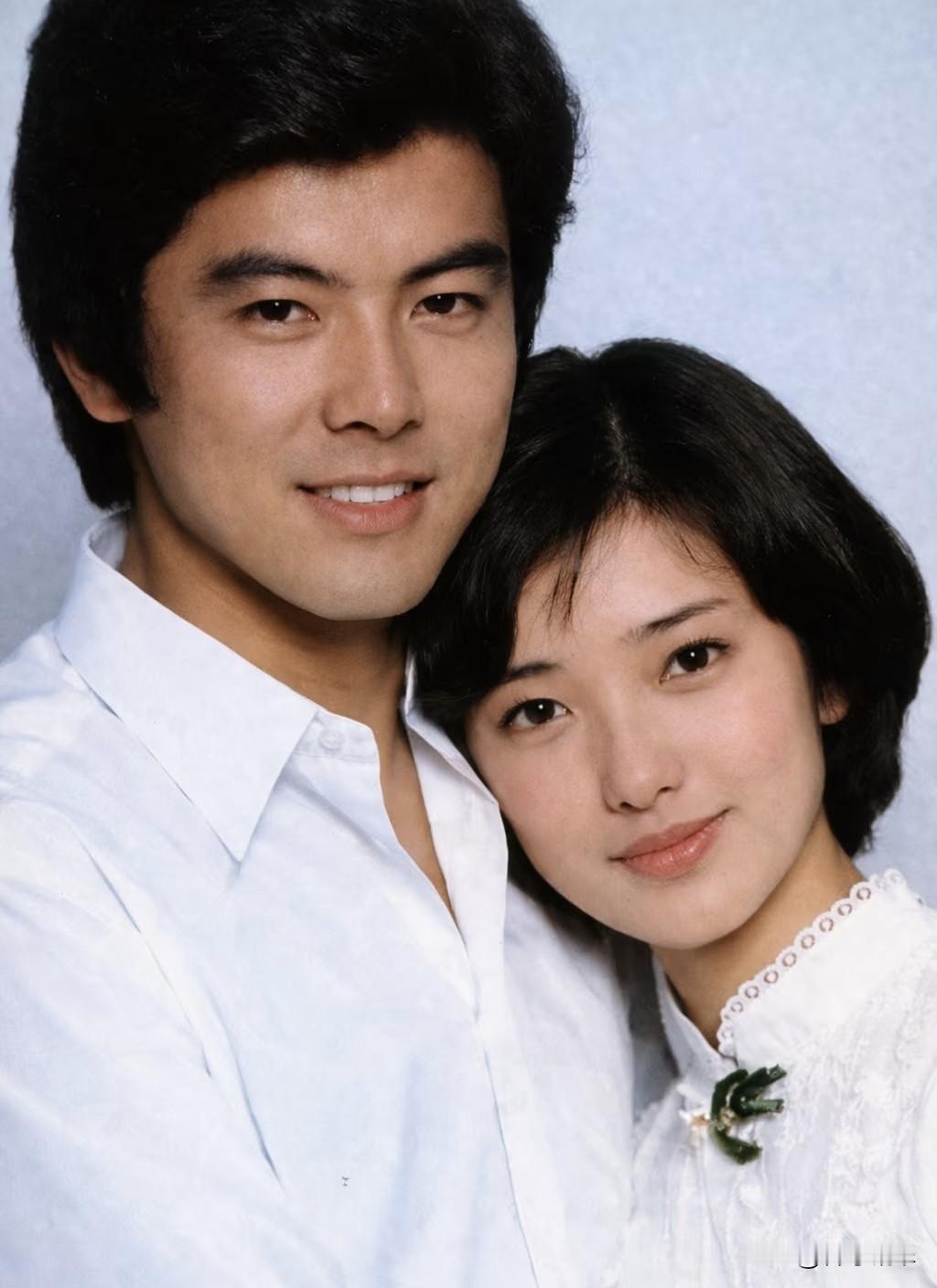 这一组黑白对比照
看着特别有氛围感
纯欣赏这对璧人的颜
真能让人心生愉快之感
不