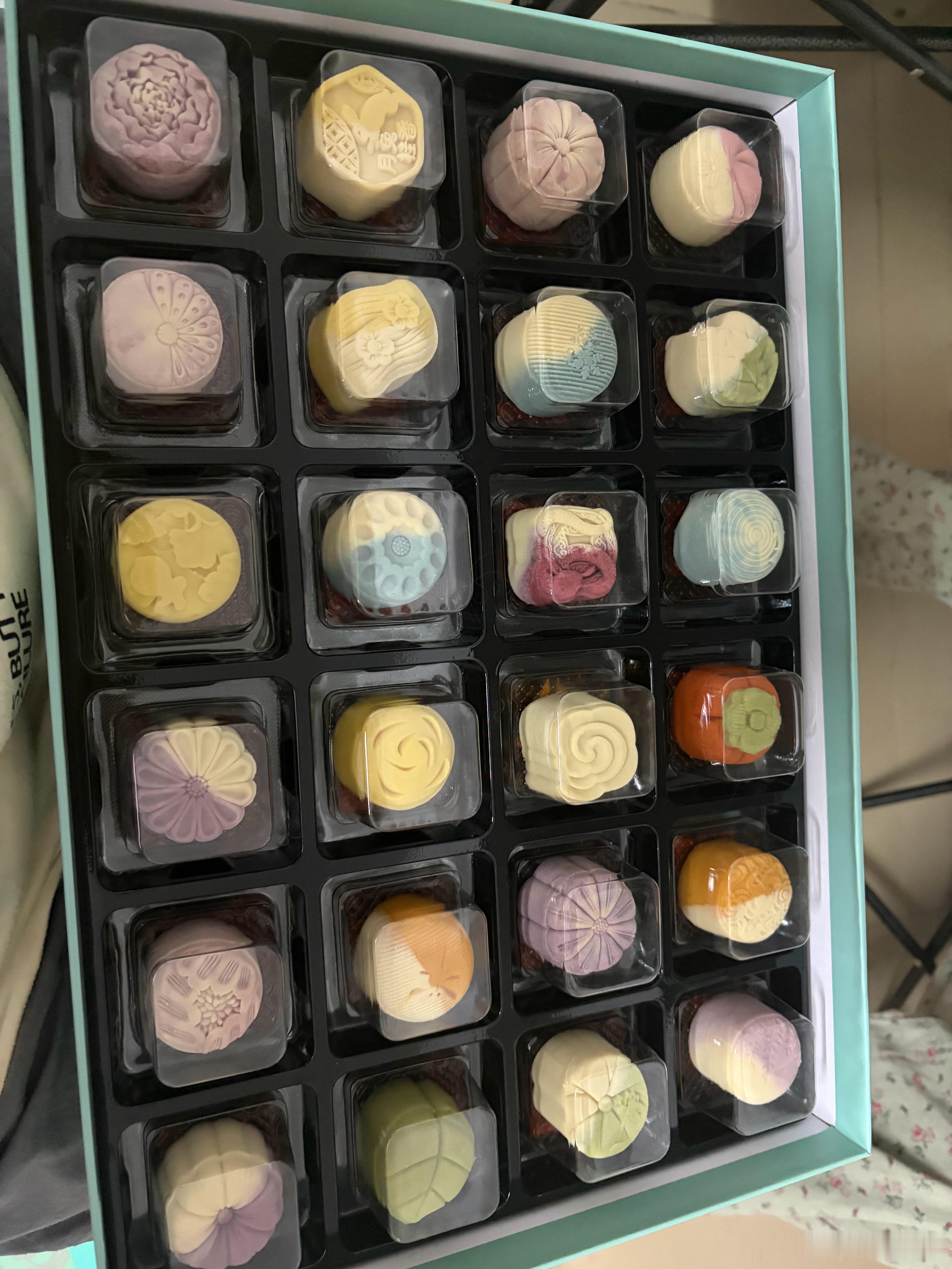 提前中秋快乐这个月饼也到的太早了[跪了] ​​​