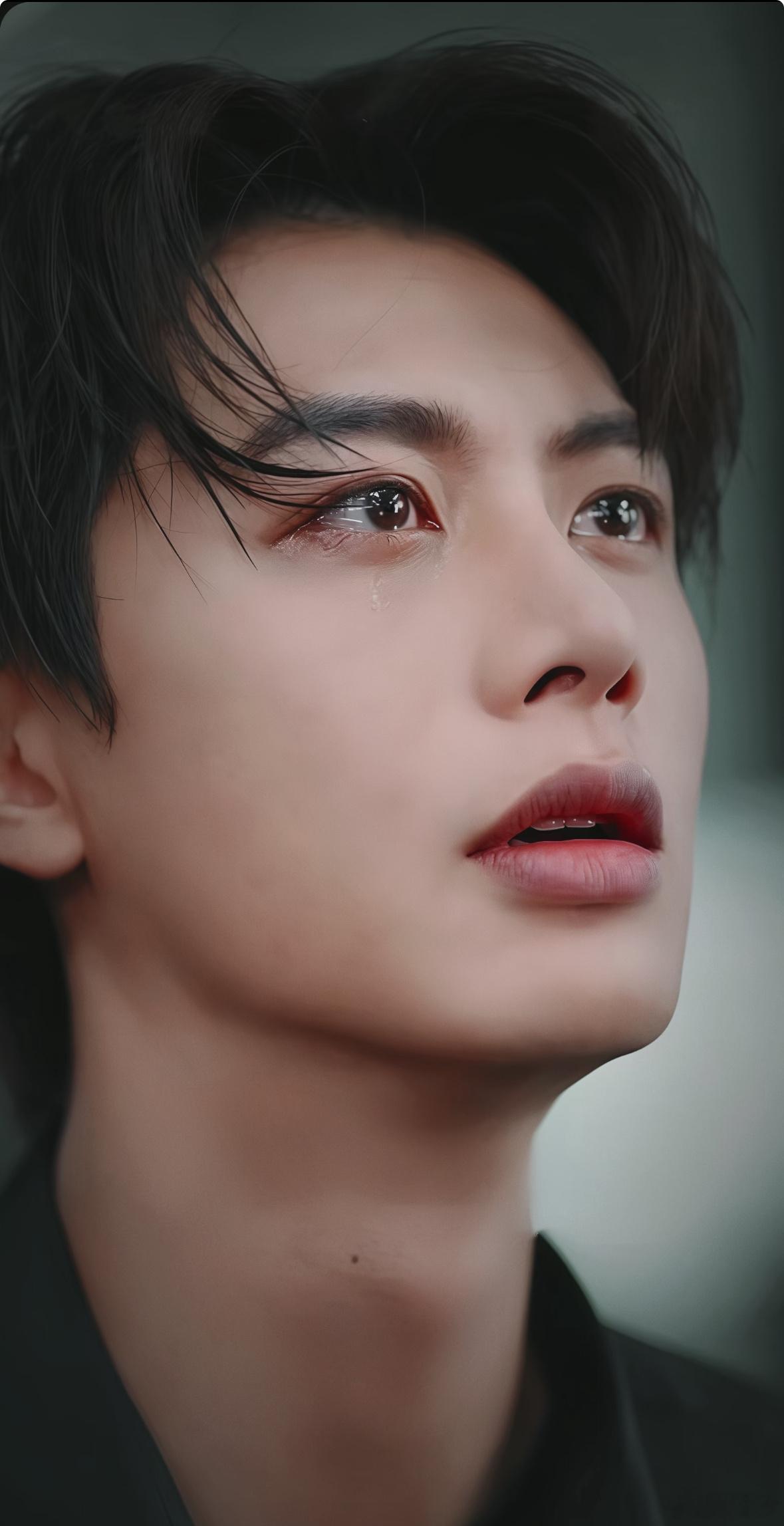 何健麒眼泪是男人最好的嫁妆《一见钟情》里周烈回家摆阿嬷碗筷的情节，我看一次酸一次