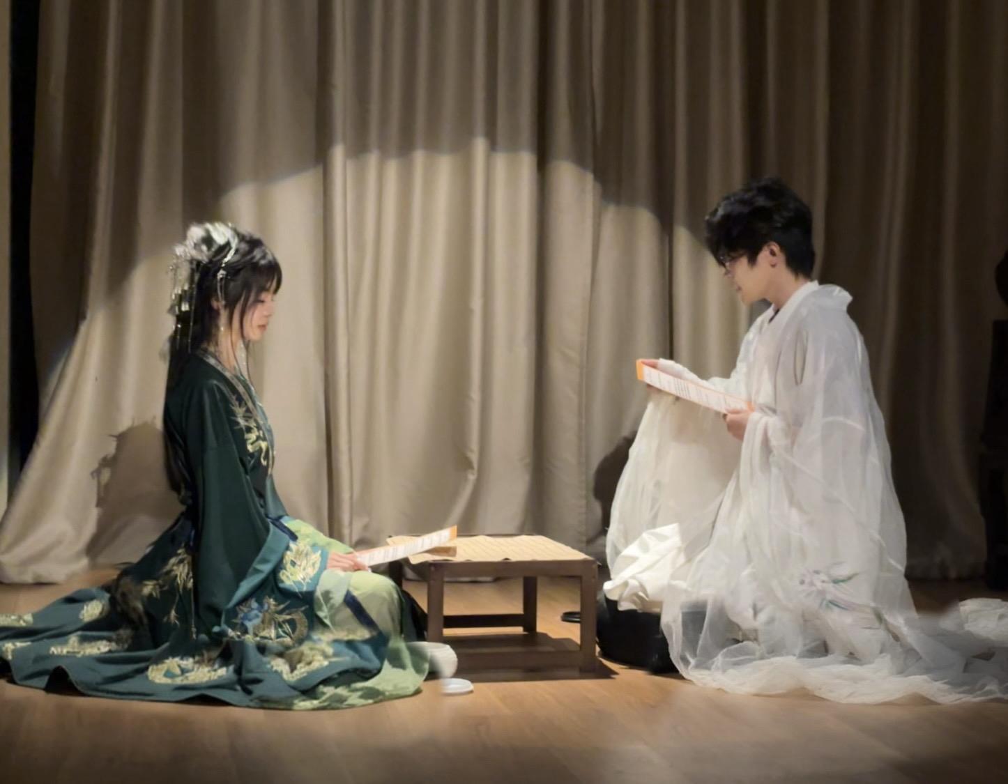 两个人不能一拜天地，倒是分别时，谢了又谢，祝了又祝。