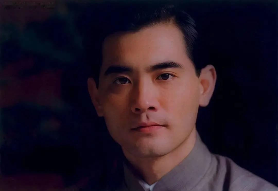 不语音聊天，不视频，仅仅限制于文字。
不问对方电话号码。
不联系的日子，也会静静