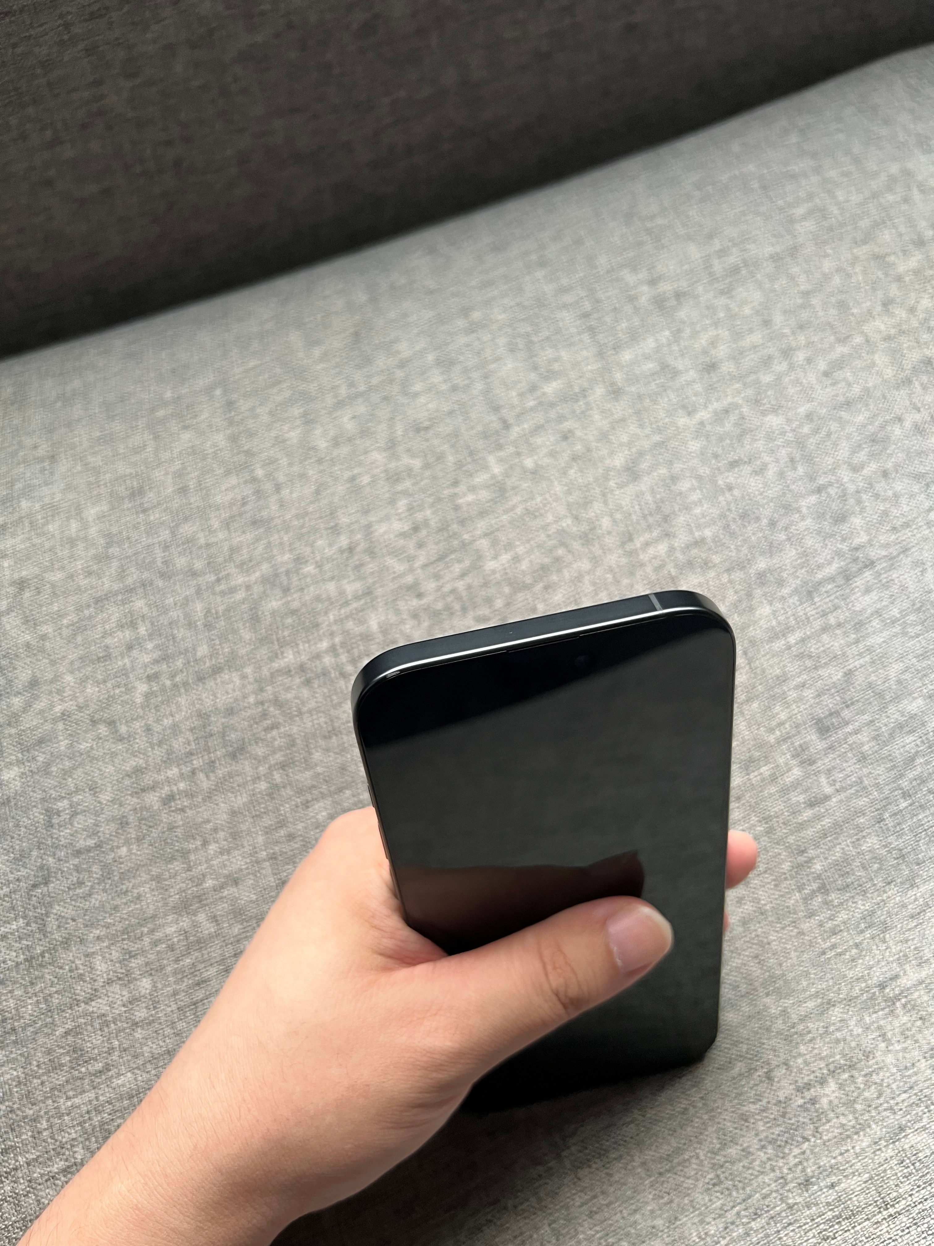国行iPhone16 Pro Max 1TB 黑色，屏幕完美，外壳小磕碰掉漆，?