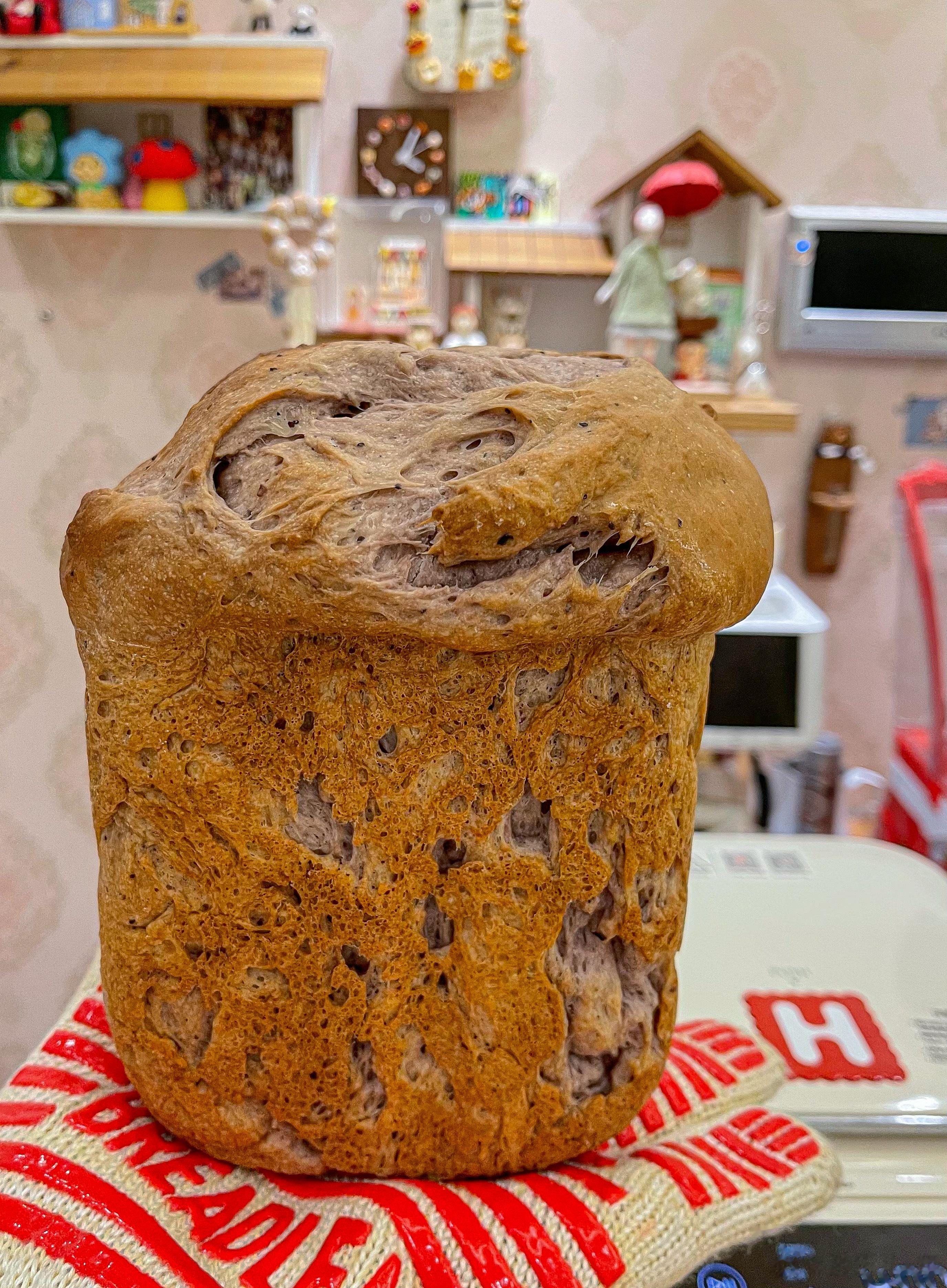 蓝莓果酱吐司（海氏面包机版）口感很松软！酸酸甜甜的好吃。果酱做吐司，一个基础又好