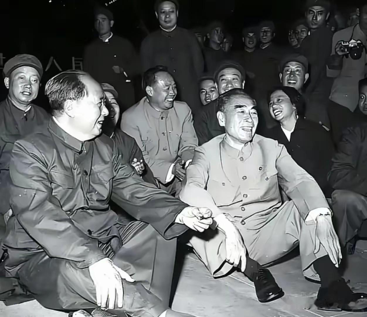 从群众中来，到群众中去，
一切为了群众，一切依靠群众。