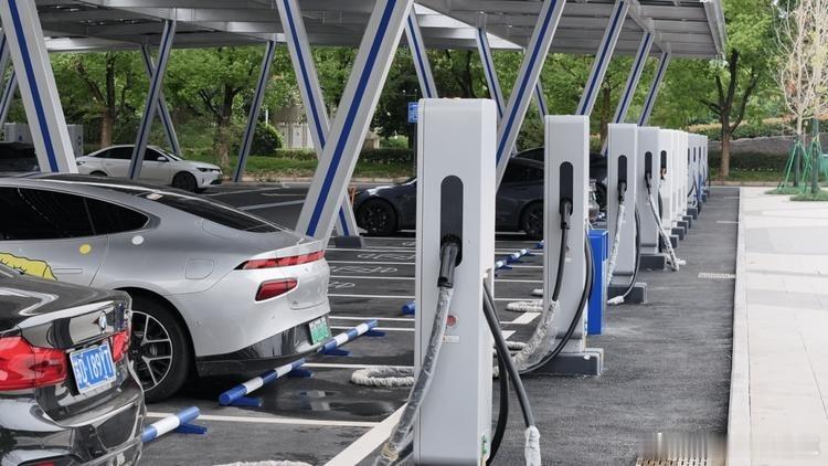 为啥有人难以接受吃饭的同时可以充电？家充桩其实就是“充电时候做任何事”的极致表现