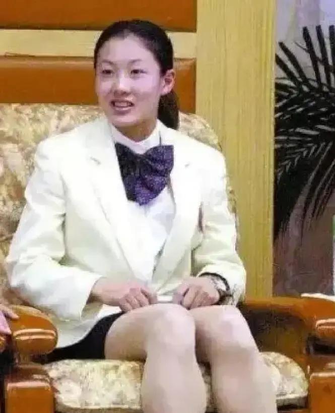 伏明霞23岁长女梁司渝哈佛毕业后直接接手家族慈善基金，没进娱乐圈也没挂闲职，一头
