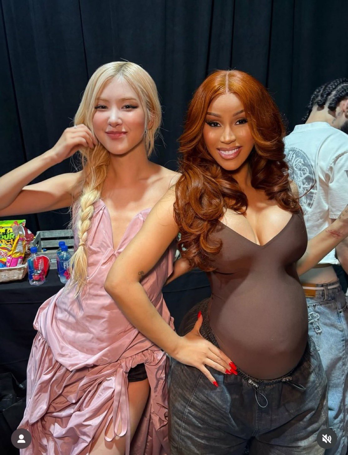 Cardi B和ROSÉ在Global Citizen音乐节幕后合影曝光！[亲亲