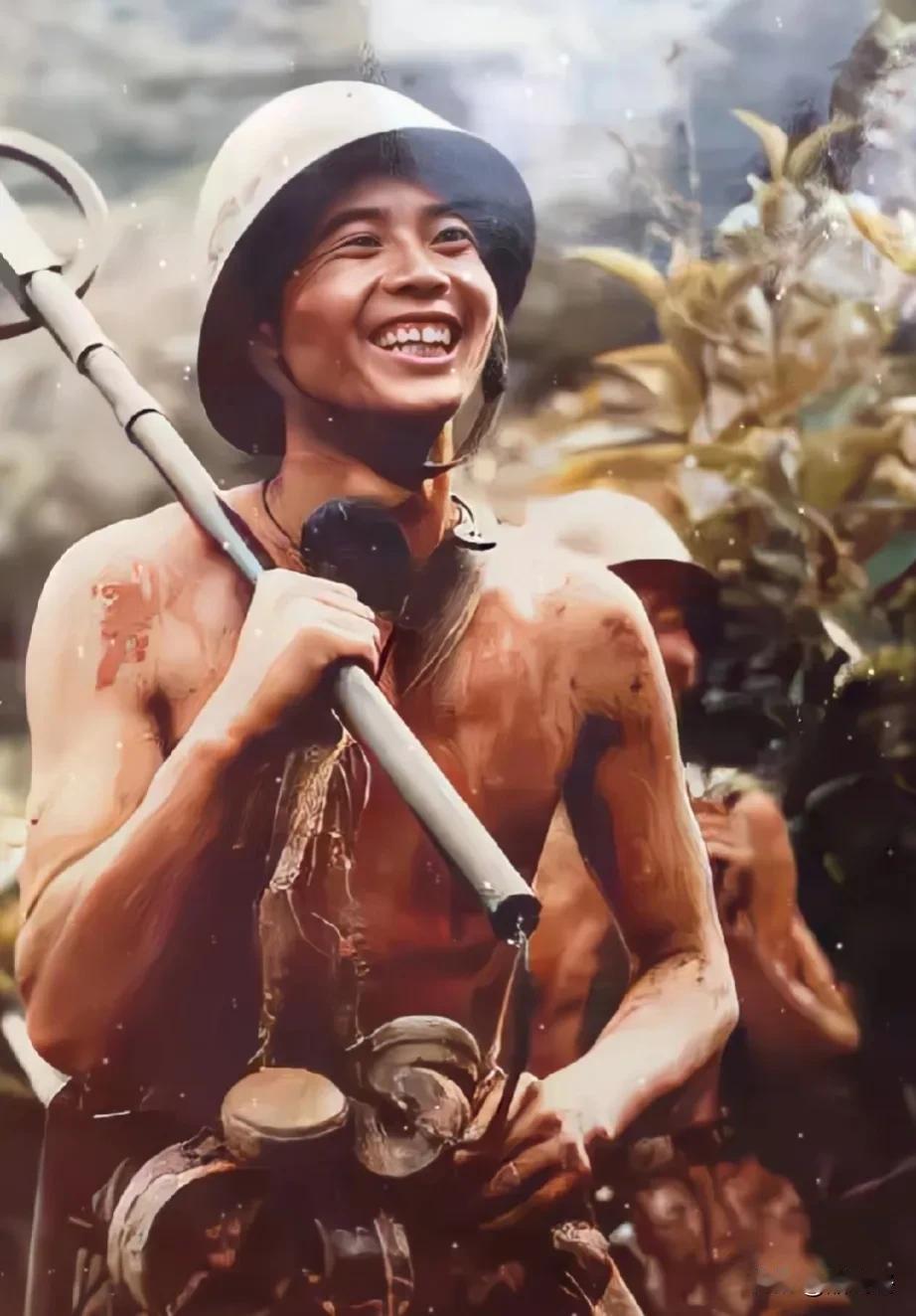 这是扫雷英雄一等功臣李洪刚扫雷归来的图片！
他肩扛扫雷仪 ，另一只手拿着数个被排