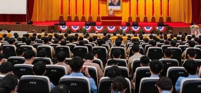 今年起，台军官学校毕业生的政训课内容出现调整。原本被外界关注的“爱台教育”，从课