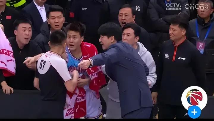 57号裁判出恶名了，网络对他的讨伐不堪入目，这样的裁判是搞笑来的吗？

本赛季跟