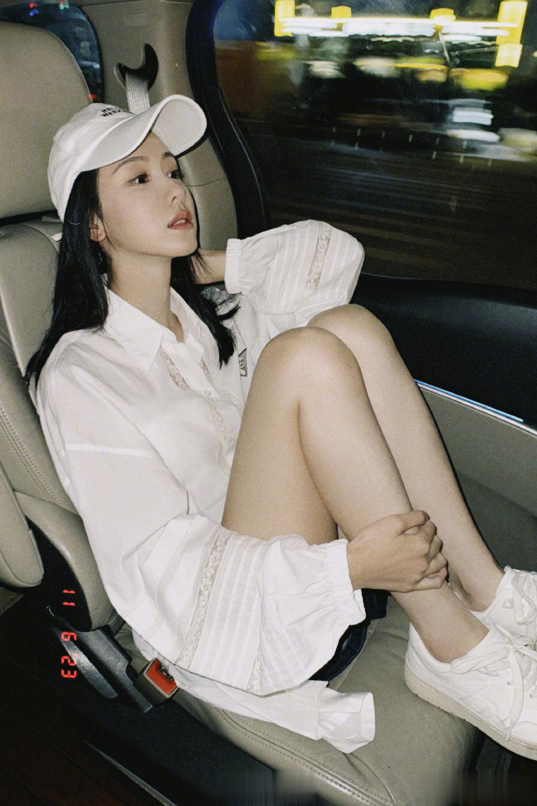 #收工后的陈都灵# 看陈都灵分享的收工后的照片真的已经开始替她觉得冷了，瑟瑟发抖