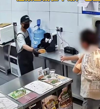 一家不起眼的面包店，最近凭着一件小事暖了好多人。一个拖着行李箱的男子走进店里，什
