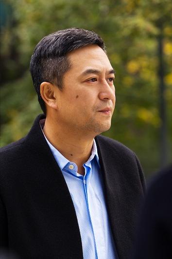 演员，张嘉译说，我的家庭地位很好，倒数第一，家里排名，我女儿第一，接着是丈母娘，