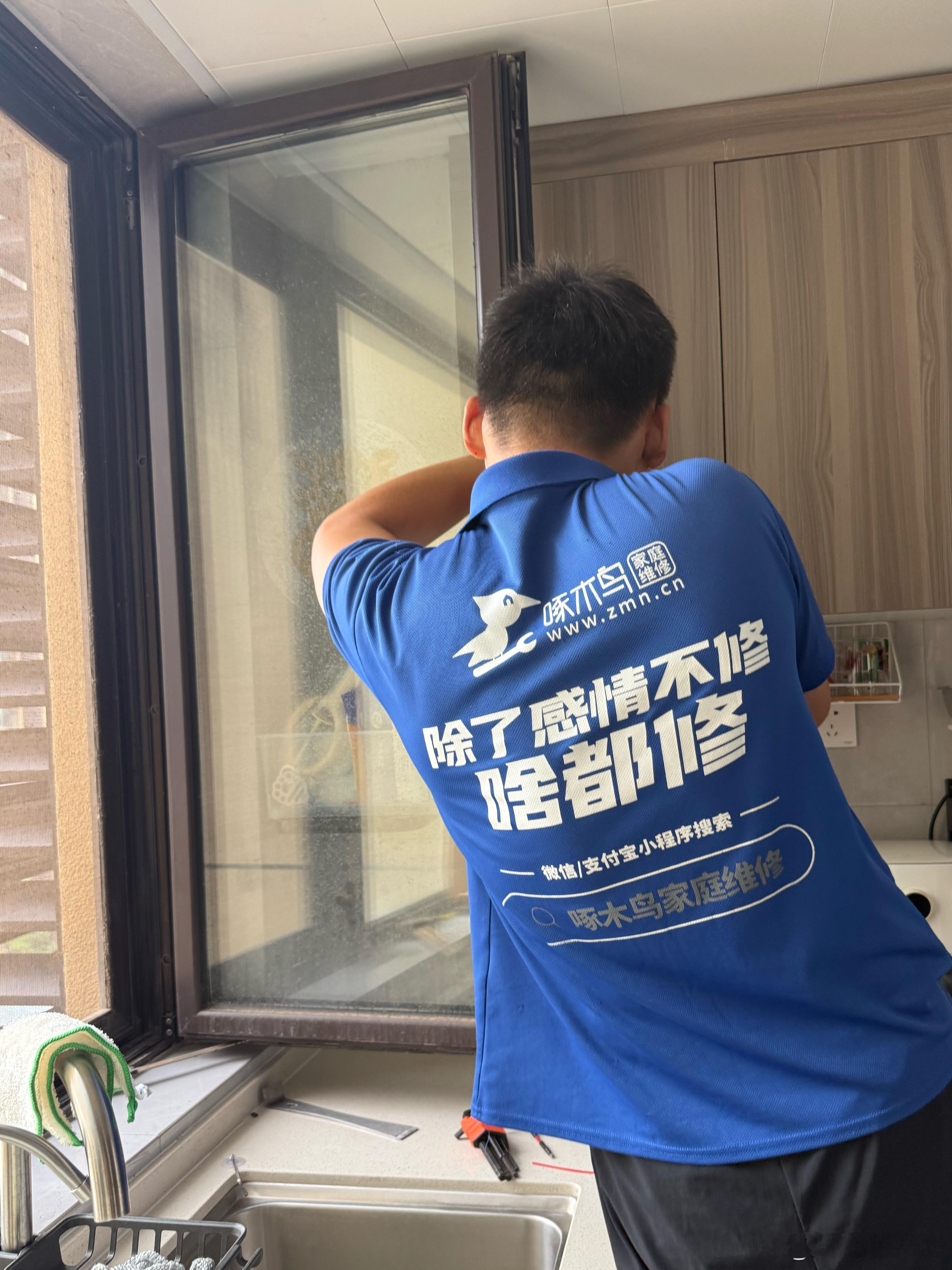 窗户打不开了，找了啄木鸟维修上门，两个窗户开锁加调试278。我看师傅拿螺丝刀别一