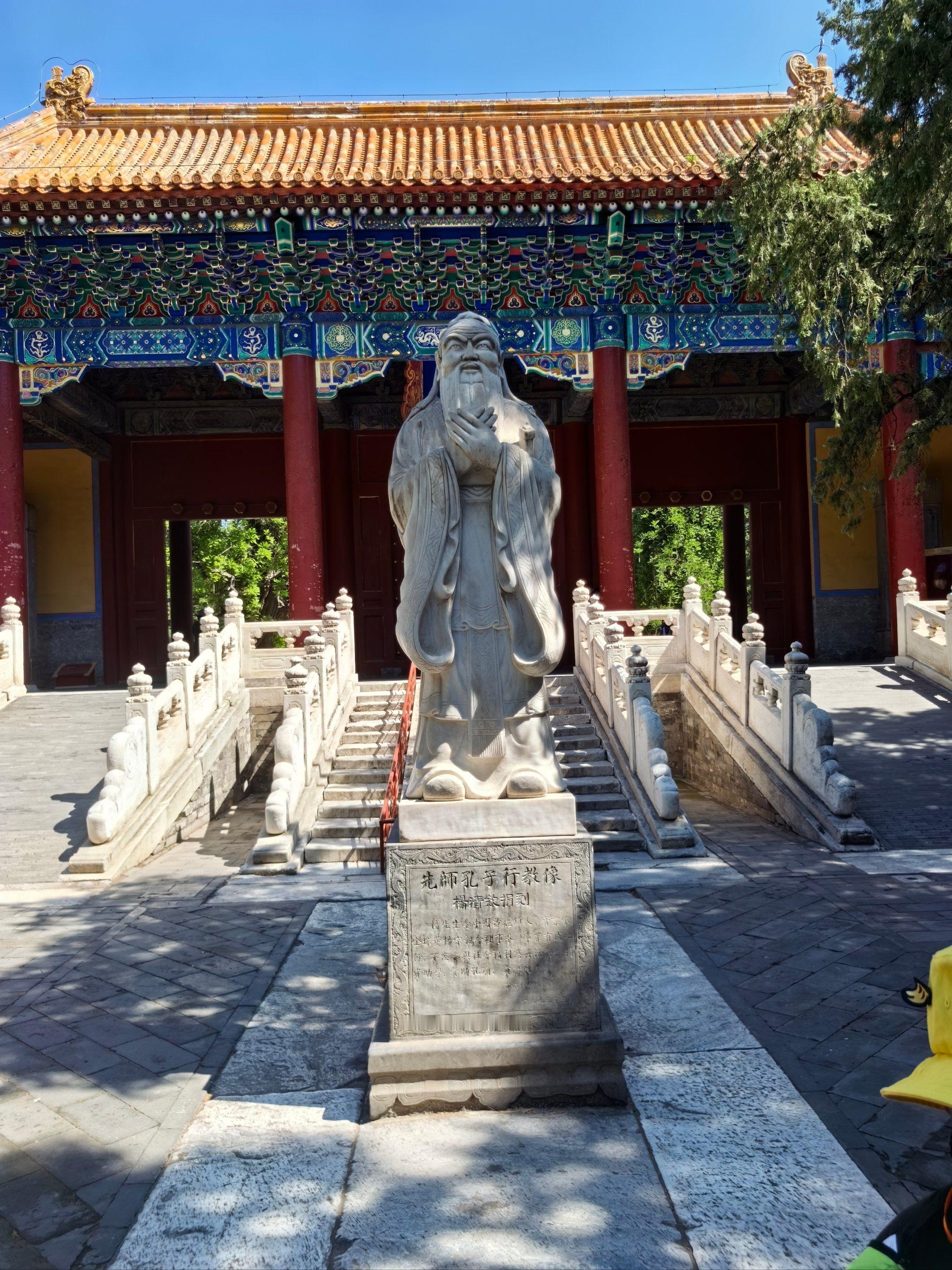 山东有多值得去？答案都在那扎实的日常里。想尝点新鲜的，得去青岛啤酒博物馆。空气里