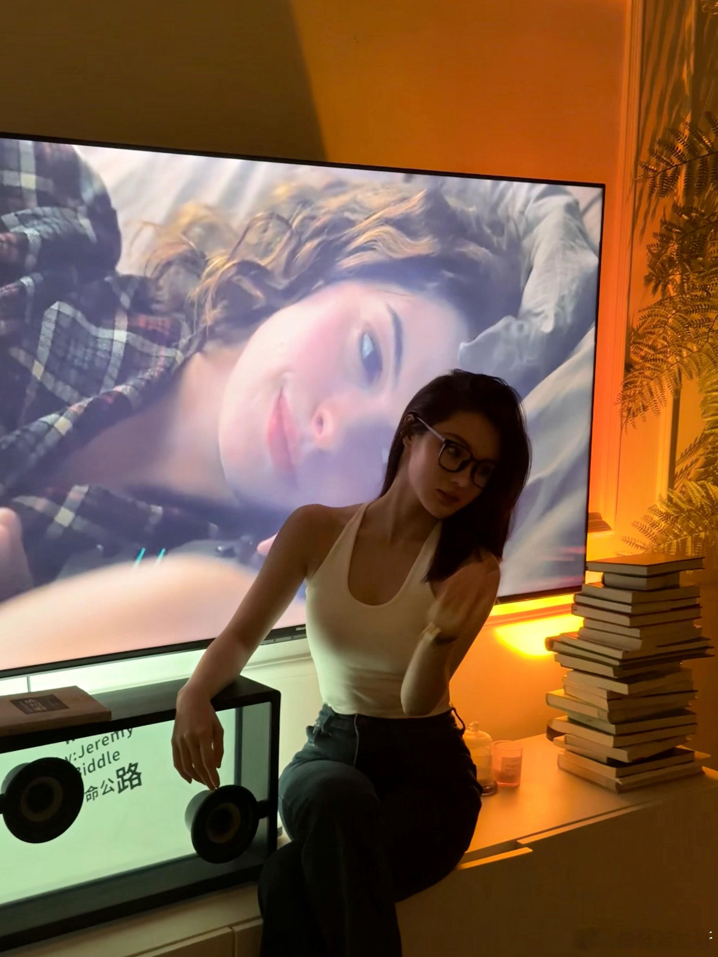 辣椒给拍的[doge]她还给了我一个巨装的文案“宅家 阅读 陪伴每个关键词都足以