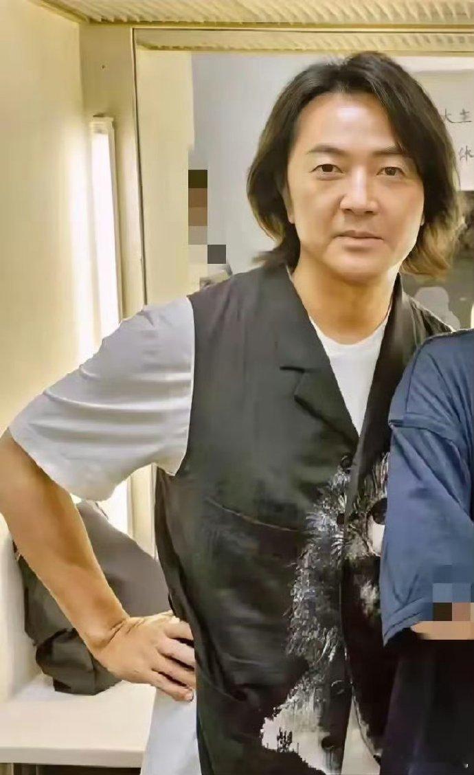 真想把郑伊健的头发剪了，年轻时候这个发型现在都快60岁的人了，还是这样的长头发，