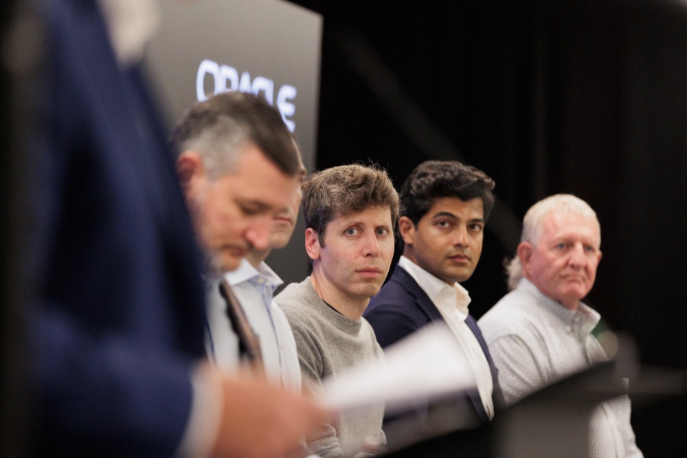 英媒：美国All in AI，中国多线下注，美国可能输得更多