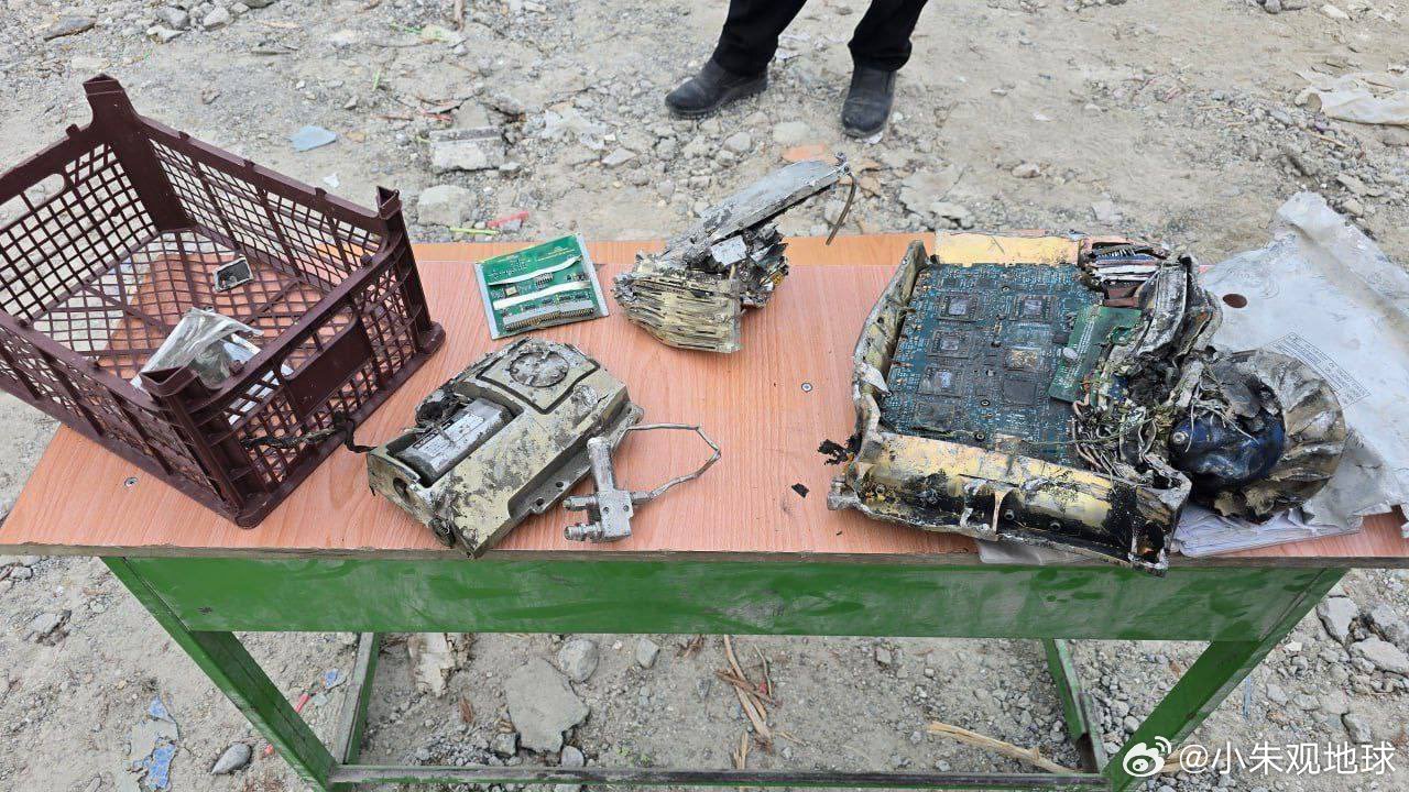 伊朗展示了击中米纳布女子学校的美国导弹残骸，导弹碎片带有美国军火的标记，特朗普赖