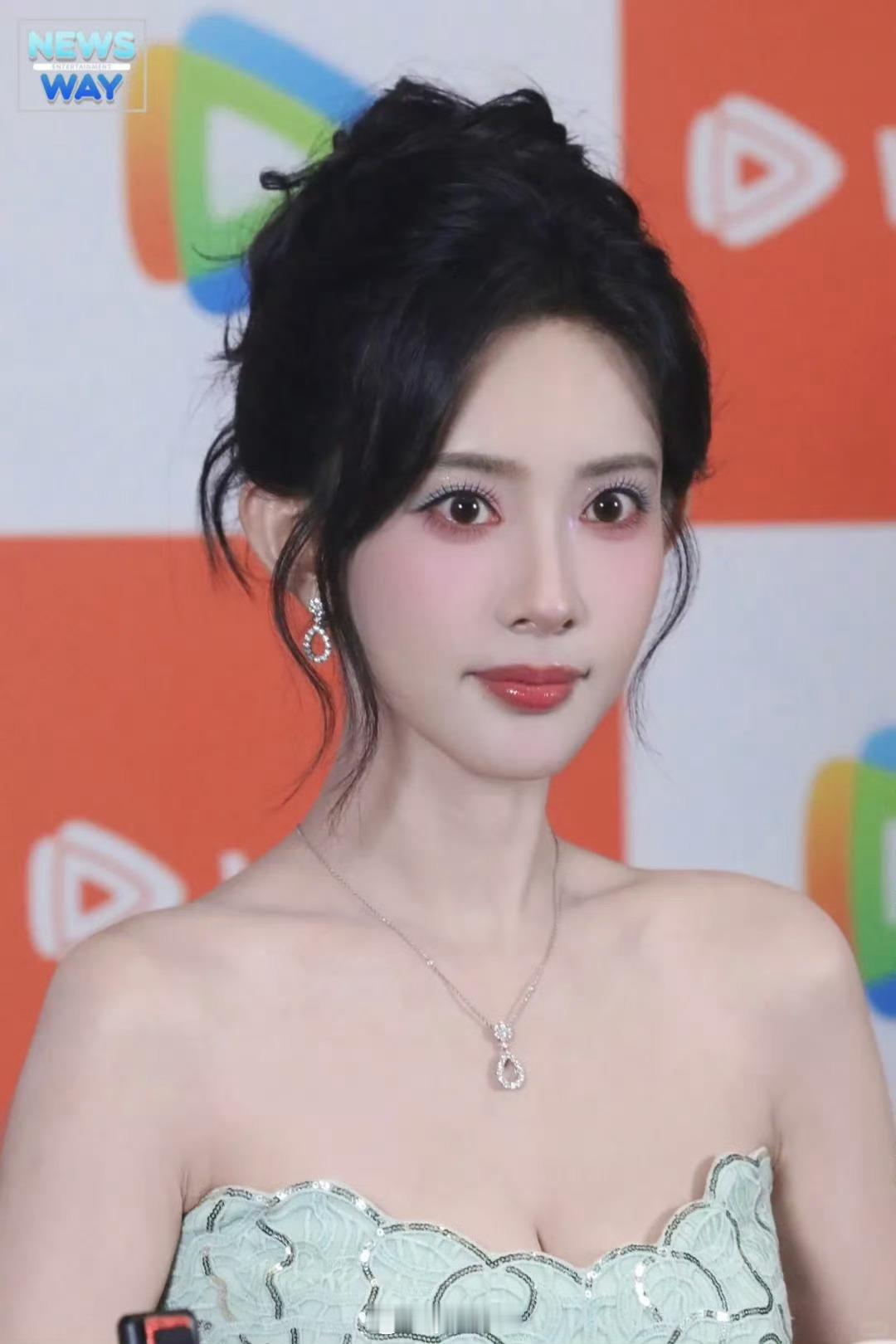 孟姐今天的妆好精致 