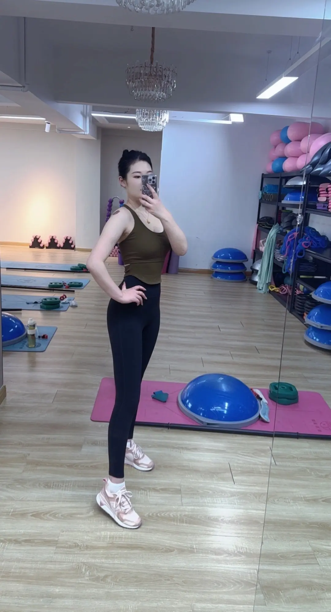 终究穿不了碎花裙 做不了那娇滴滴的女子 更不懂polo衫的深情 死犟死...