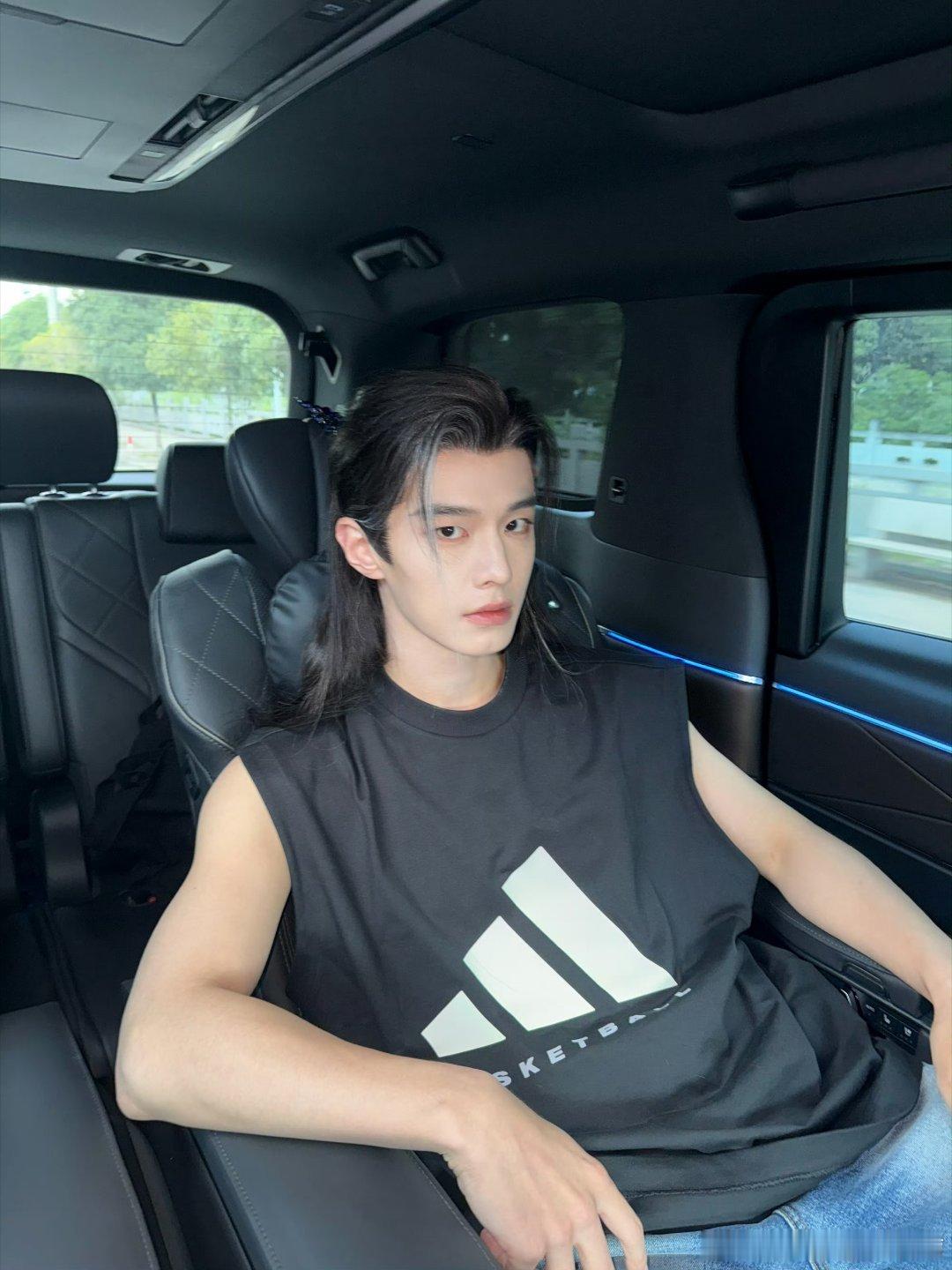 何与白发自拍🤳 ​​​