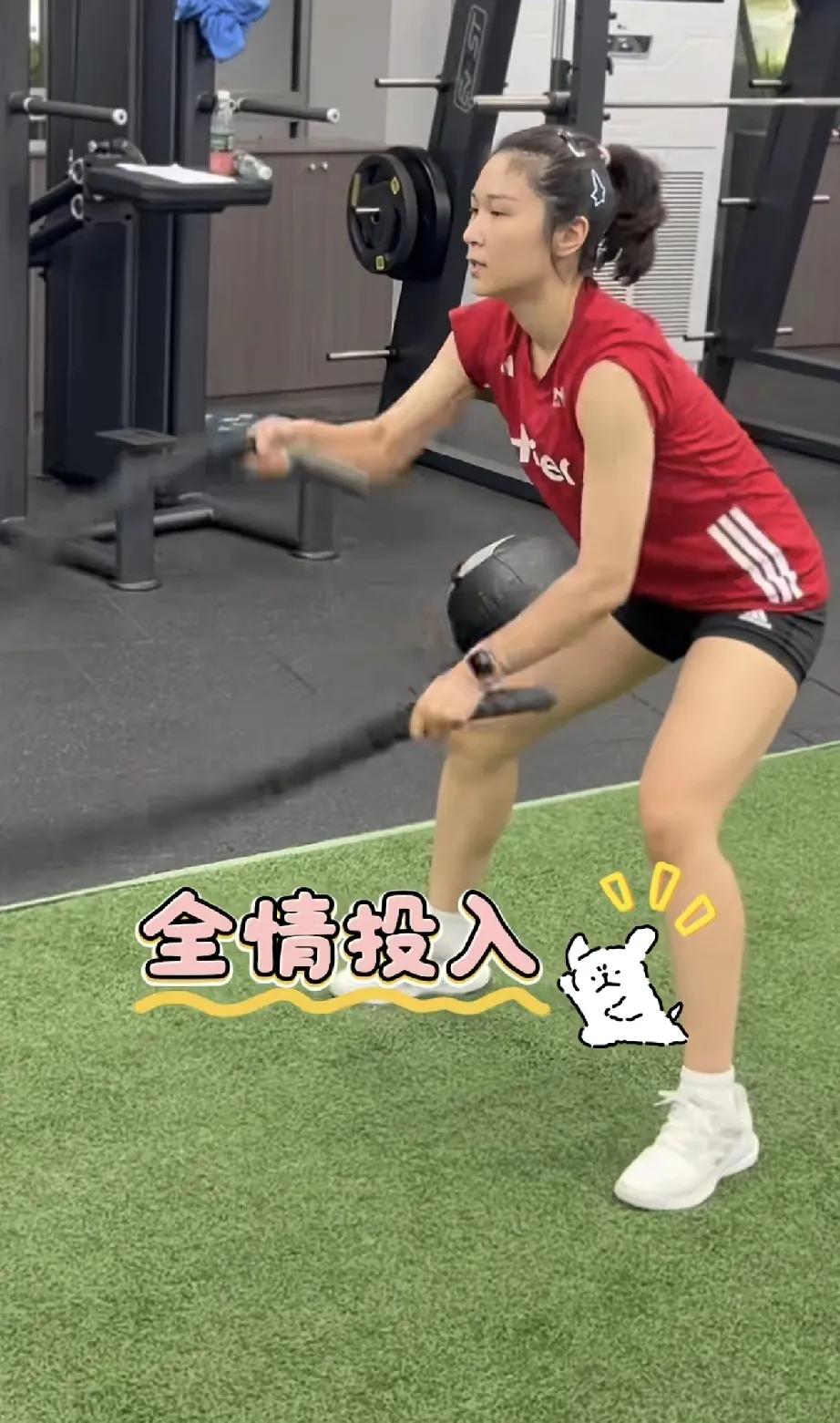 自由人王梦洁，
在赛场上拼防守，
在训练时，
也是全力以赴的在训练，
训练力量，