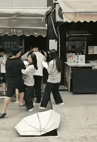 明知道自己打不过男人，还敢先动手，这女的是怎么想的？女的排队怕晒黑，打着伞，伞沿
