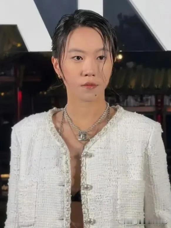 窦靖童，这小伙子挺秀气的，有时候搞搞新花样，最后还是回到了王菲的路线。帅起来有人