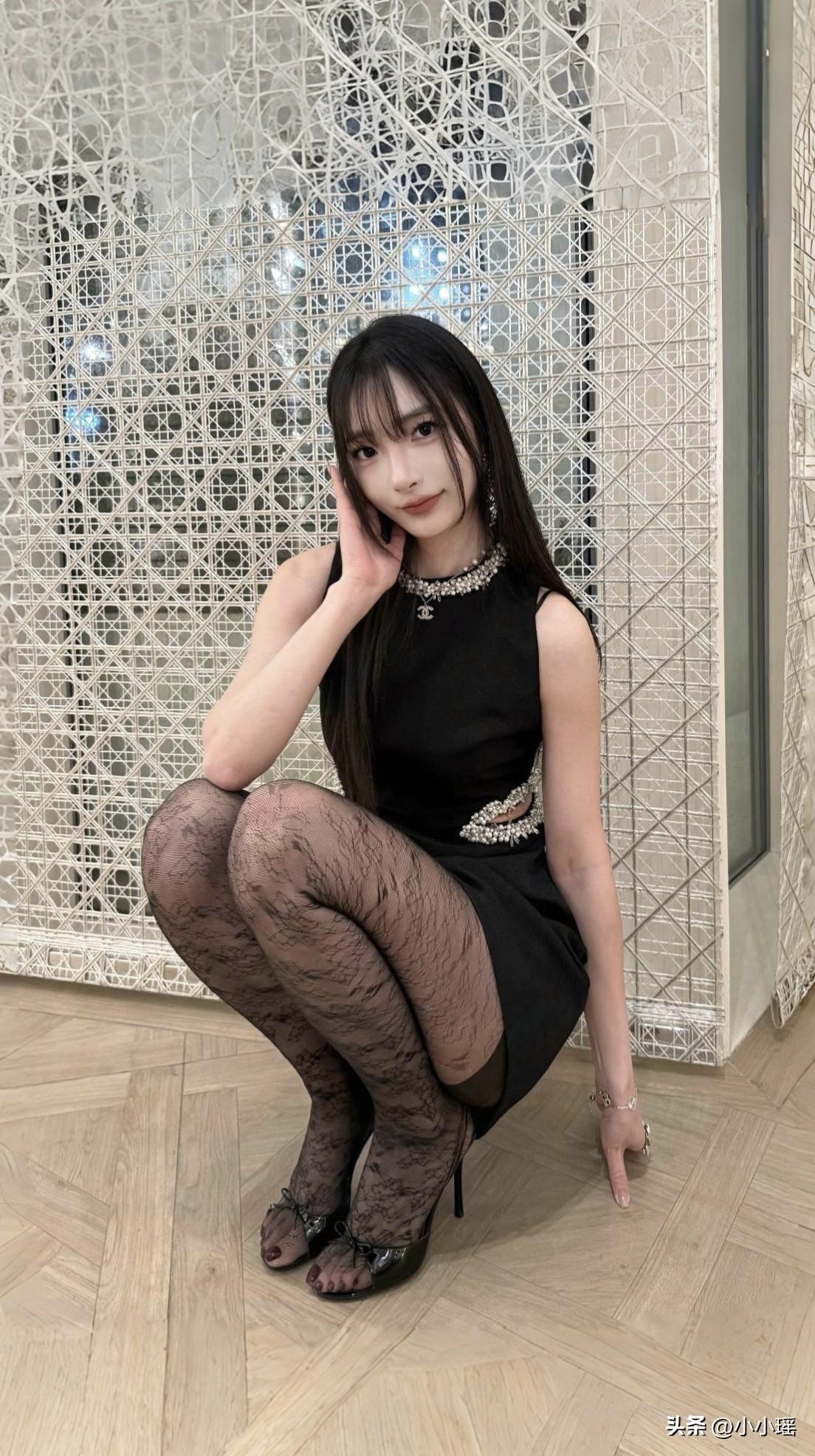 分享ootd穿搭 办公室一角随拍，黑色连衣裙配波纹黑丝加高跟，气质直接拉满，妥妥