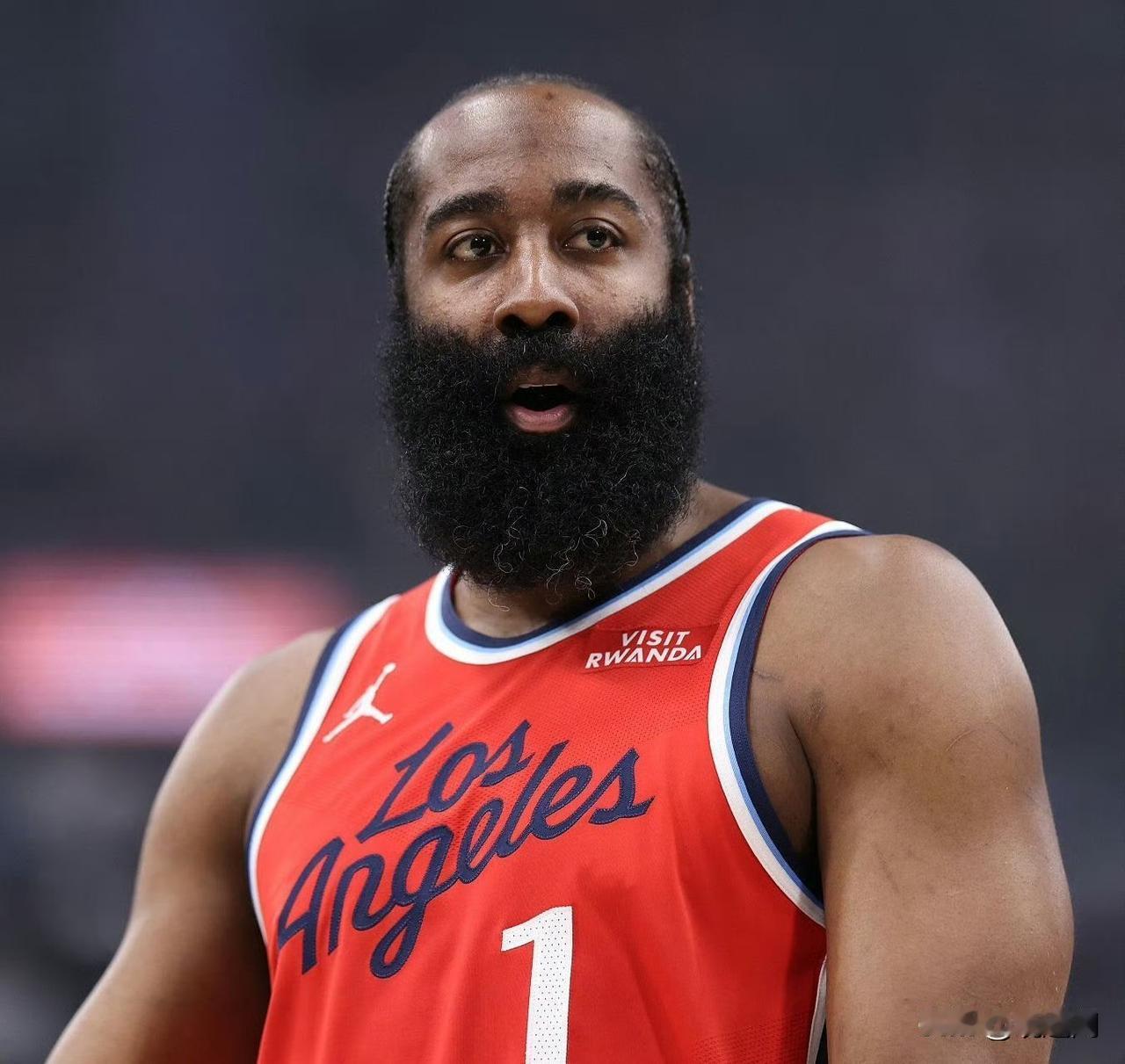 哈登的历史排名简直太疯狂了🤯而且他每天都还在攀登！
• 三分命中数：历史第2位