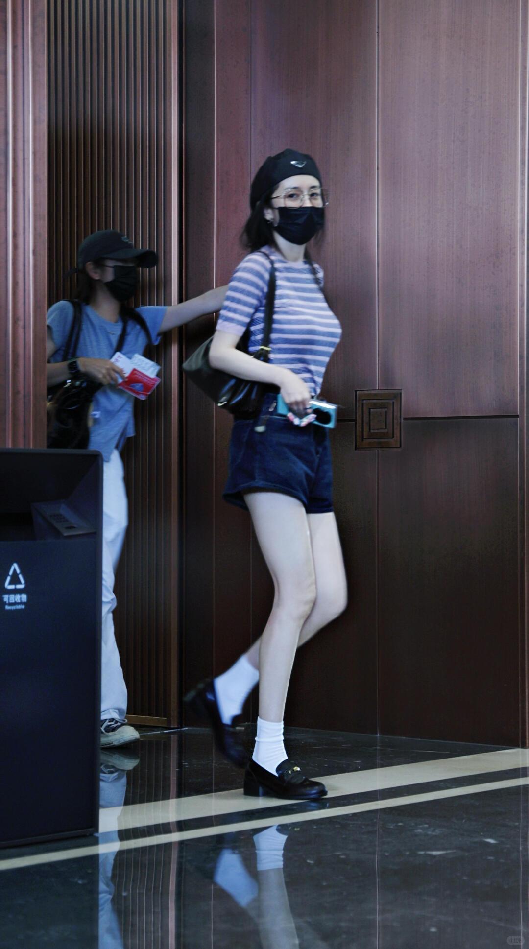 杨幂辣妹回归 就说夏天少了啥，原来是幂式穿搭！cr.Catly 