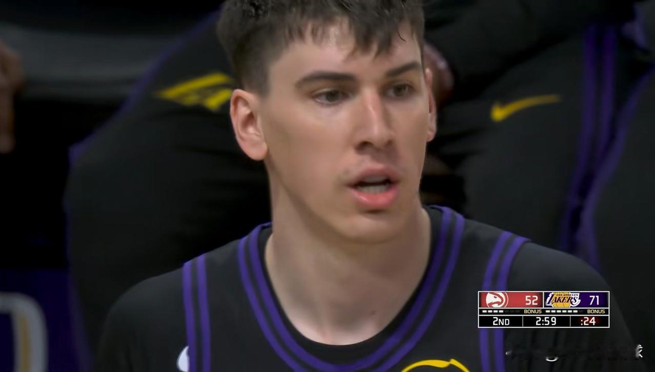 今天我要怒赞湖人新星拉拉维亚！在今天湖人主场迎战老鹰的比赛中，目前双方半场战罢，