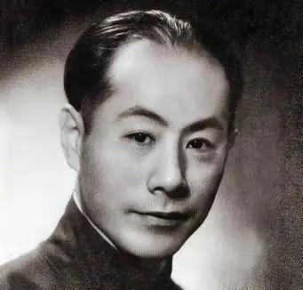 1948年，70岁穷困潦倒的袁克定流落街头，却遇到了曾经的老仆人，仆人每天上街帮