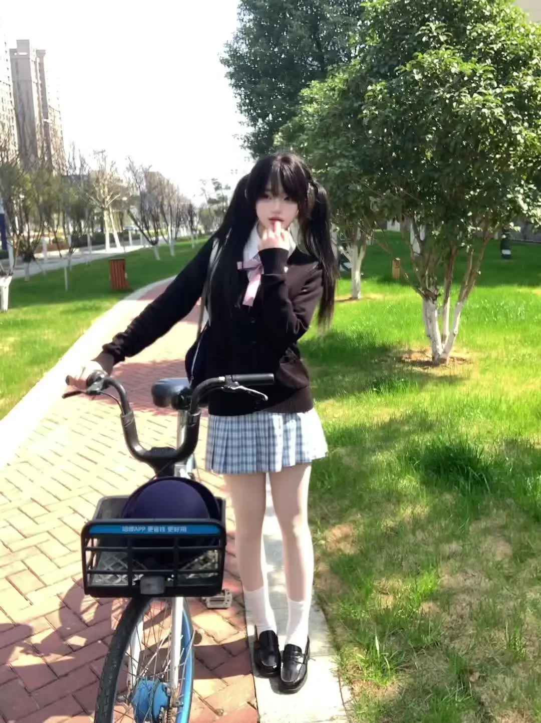 人，不要因为咀嚼小小的悲伤而忘掉整个春天