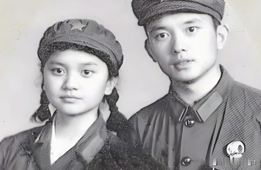 王刚和王静这对兄妹年轻时可真是给家里争光，1969年俩人同时考进部队文工团，穿上