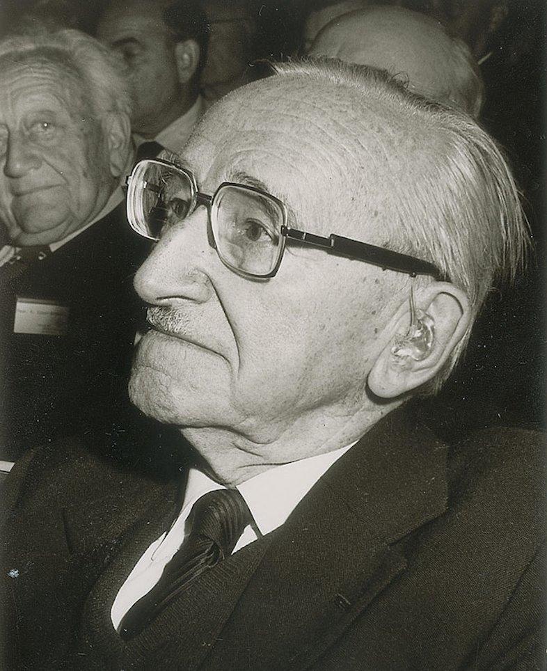 在中央计划体制下，个人沦为纯粹的手段，被权力机构用以服务于 “社会福利”“公共利