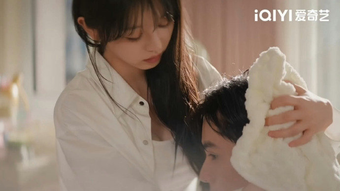 田曦薇给胡一天擦头发田曦薇给胡一天擦头发 