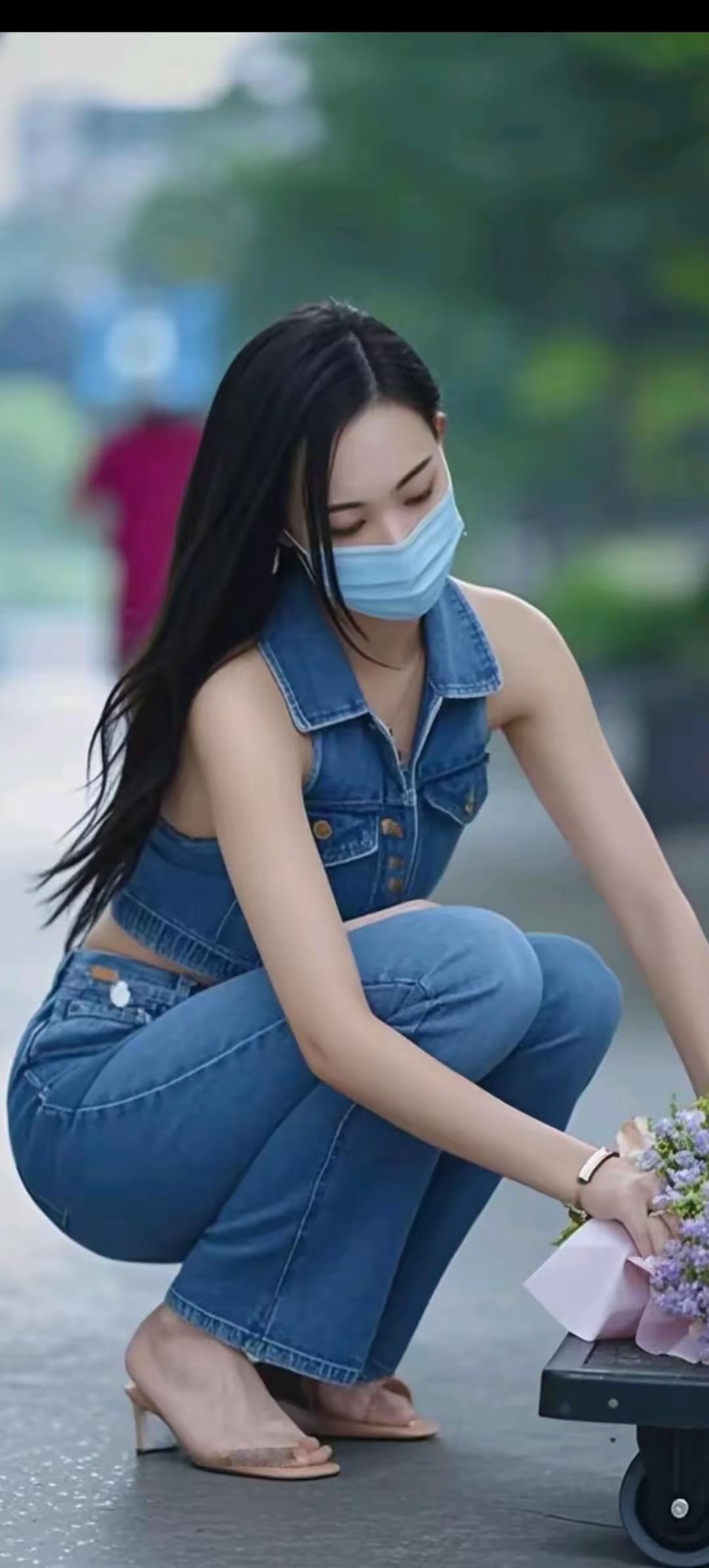 口罩下的微笑，牛仔的浪漫，街头的惊喜，花束的温柔。