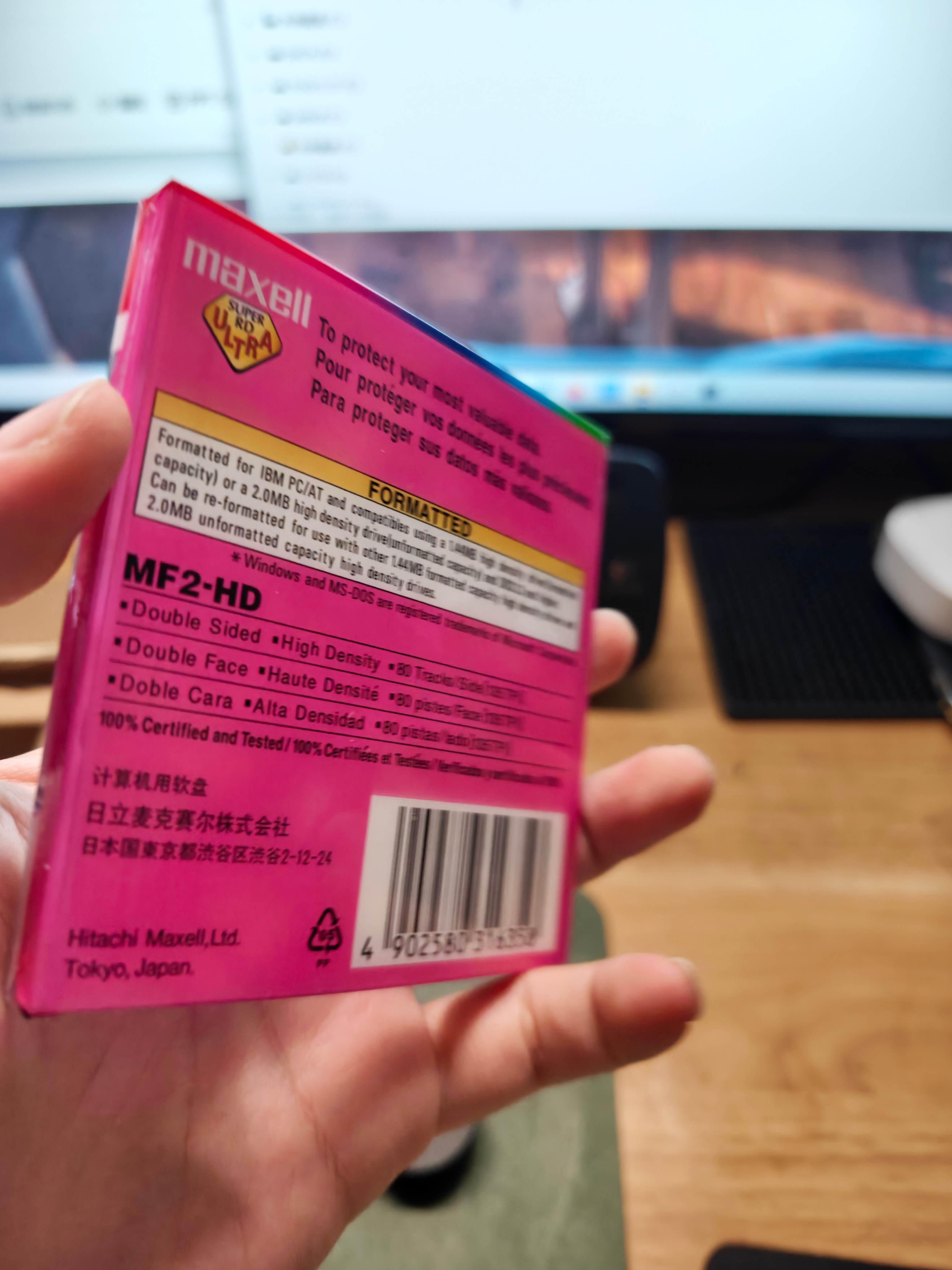 比较retro的一集，找了一张没拆的软盘出来