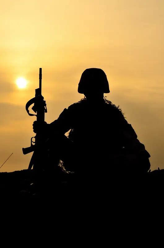 生活中有很多看不见却重要的东西。傍晚操场，眼睛看到树、草和滑梯，看不见的是晚风温